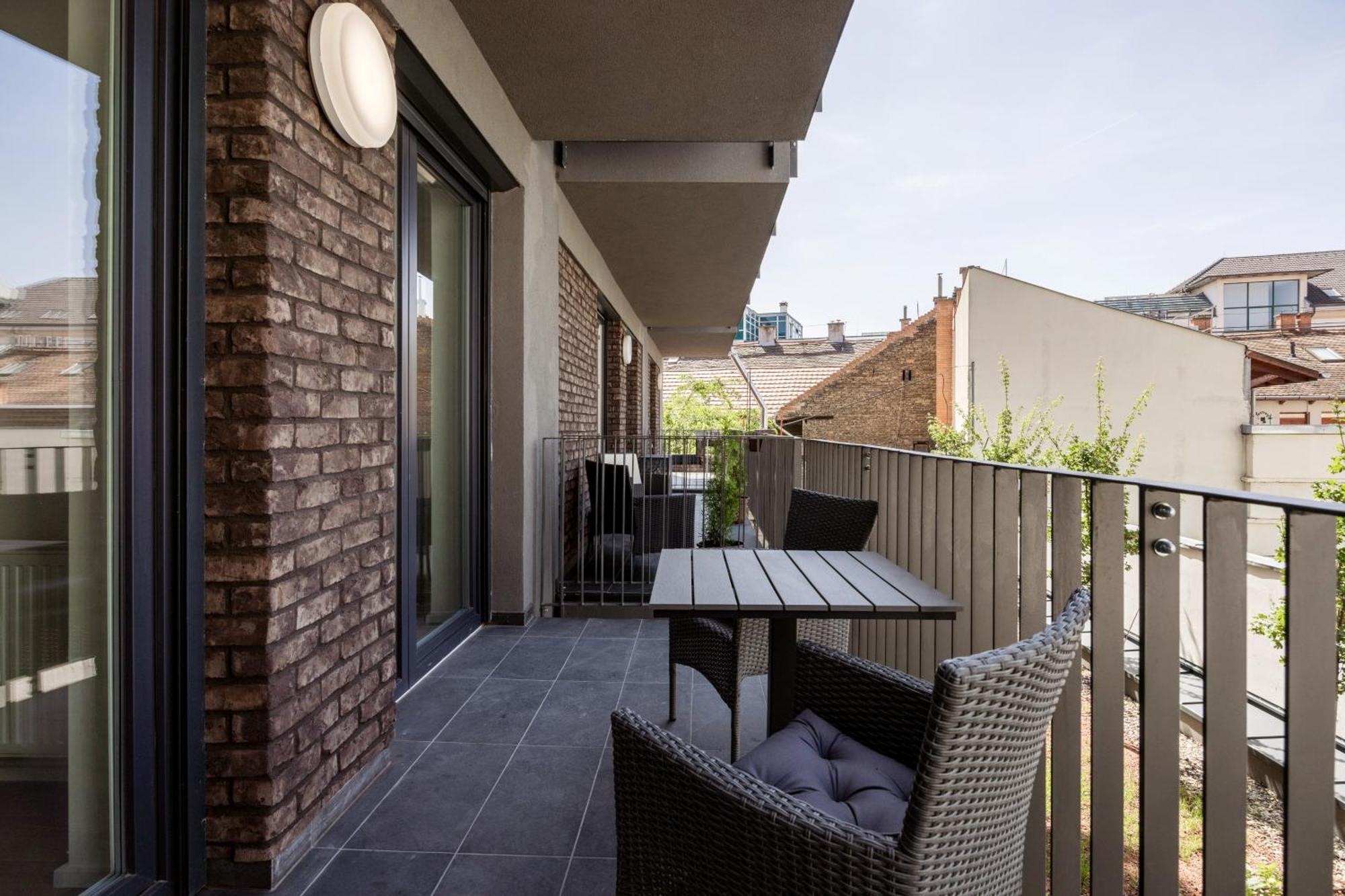 Sleek Apartment With Balcony And Parking — Fotók 3